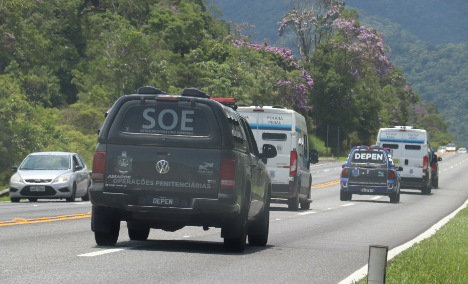 Operação integrada transfere 50 presos do Litoral para a Casa de Custódia de Piraquara
