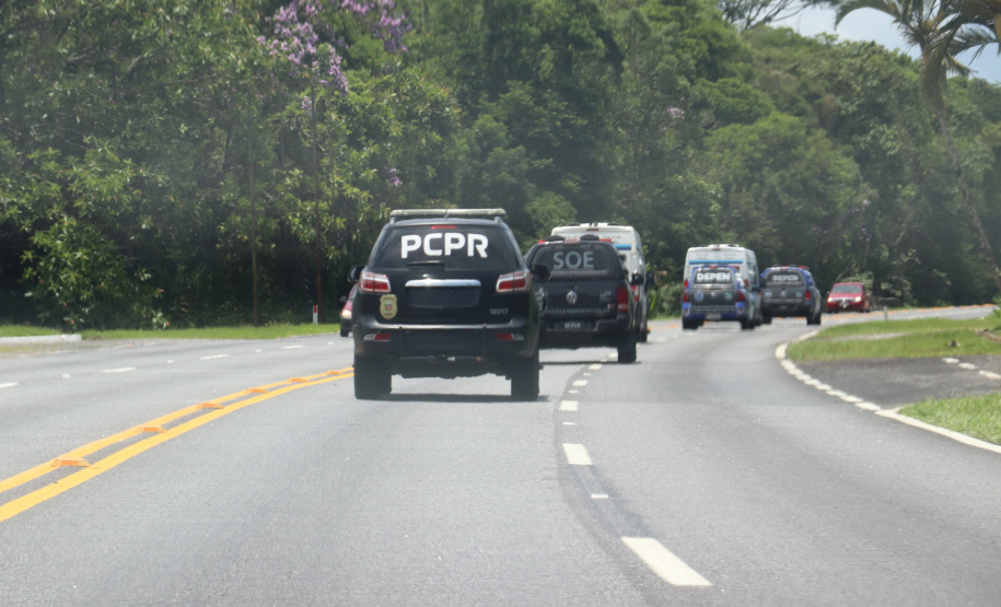 Operação integrada transfere 50 presos do Litoral para a Casa de Custódia de Piraquara
