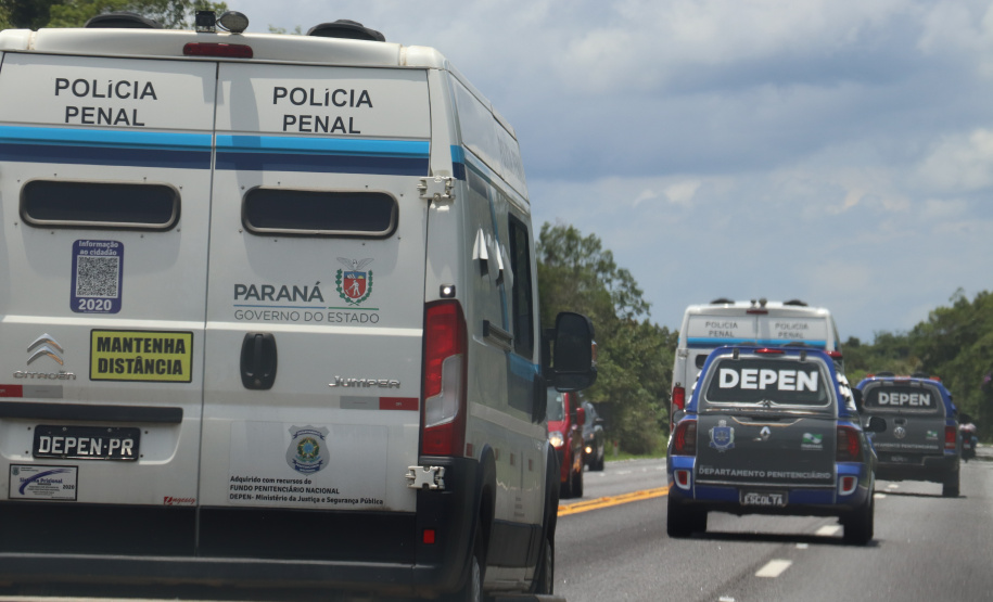 Operação integrada transfere 50 presos do Litoral para a Casa de Custódia de Piraquara