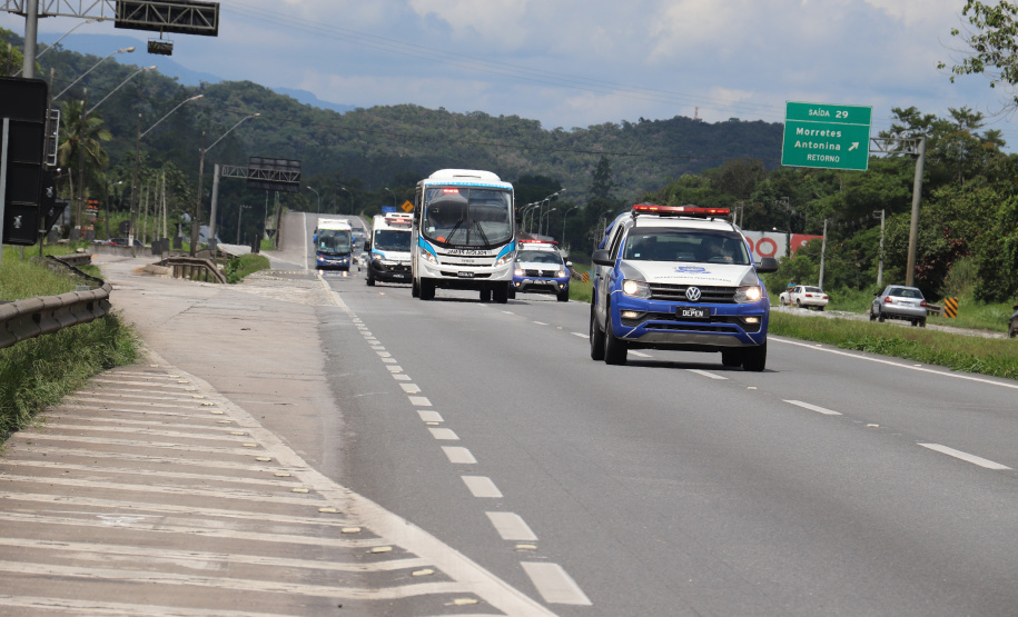 Operação integrada transfere 50 presos do Litoral para a Casa de Custódia de Piraquara