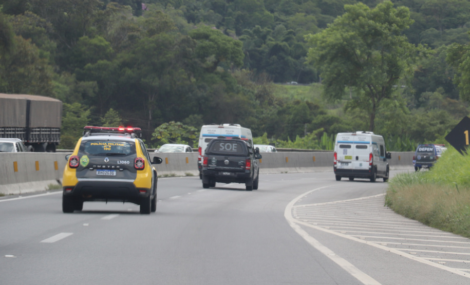 Operação integrada transfere 50 presos do Litoral para a Casa de Custódia de Piraquara