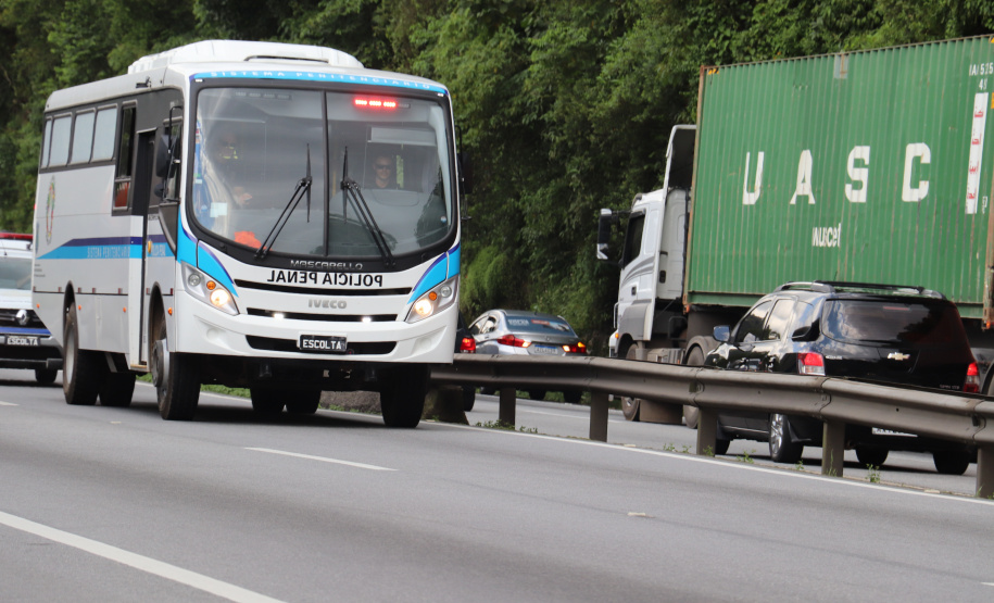 Operação integrada transfere 50 presos do Litoral para a Casa de Custódia de Piraquara
