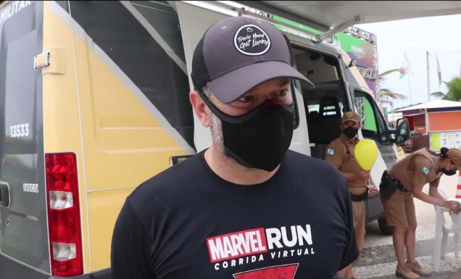 Iniciativa de dupla de policiais militares atrai crianças em posto da PM no litoral