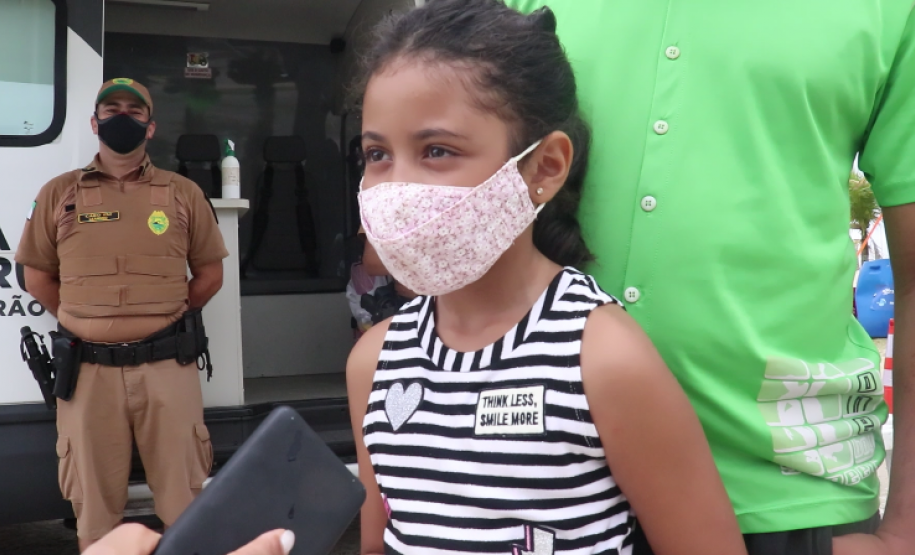 Iniciativa de dupla de policiais militares atrai crianças em posto da PM no litoral