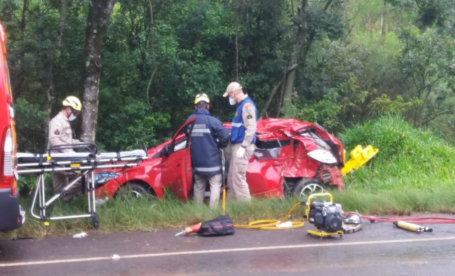 Equipes do Deppen salvam vidas de família após acidente na PR 466
