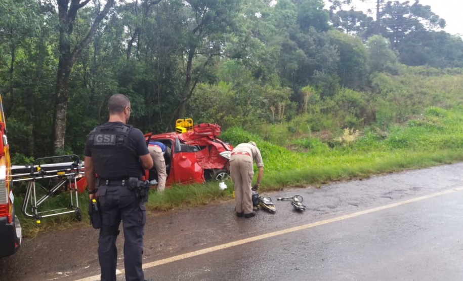 Equipes do Deppen salvam vidas de família após acidente na PR 466