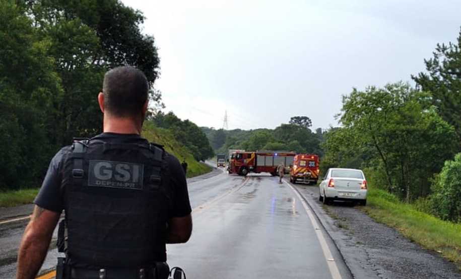 Equipes do Deppen salvam vidas de família após acidente na PR 466