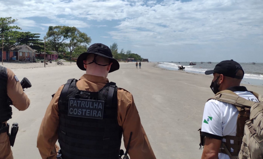 Polícias Militar e Civil orientam turistas sobre decreto restritivo da Ilha de Superagui