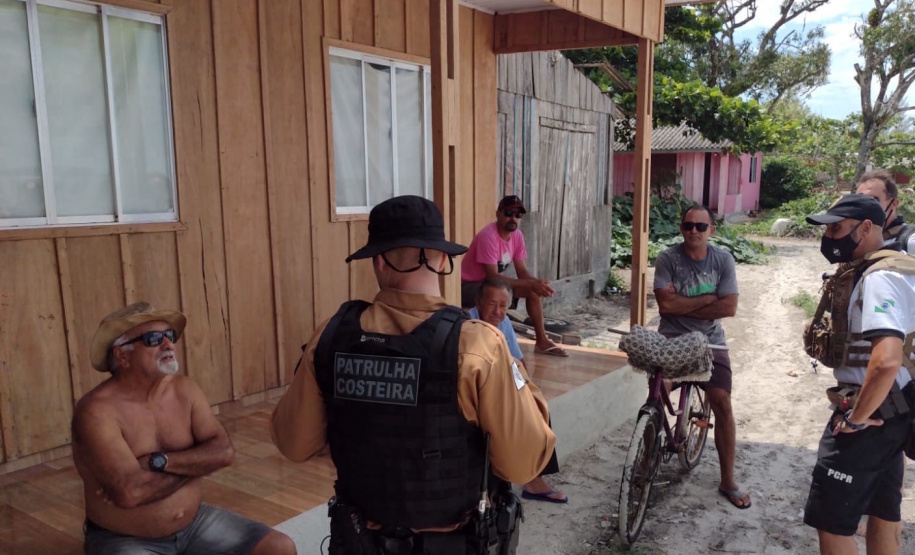 Polícias Militar e Civil orientam turistas sobre decreto restritivo da Ilha de Superagui