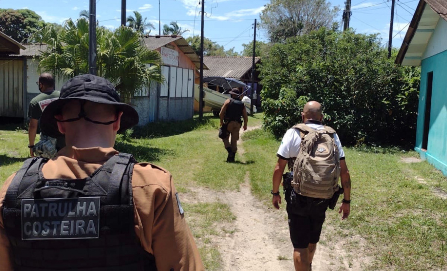 Polícias Militar e Civil orientam turistas sobre decreto restritivo da Ilha de Superagui