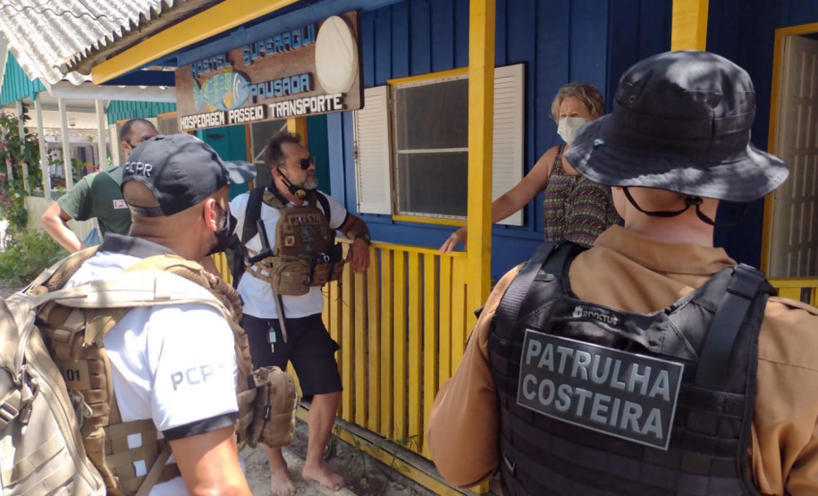 Polícias Militar e Civil orientam turistas sobre decreto restritivo da Ilha de Superagui