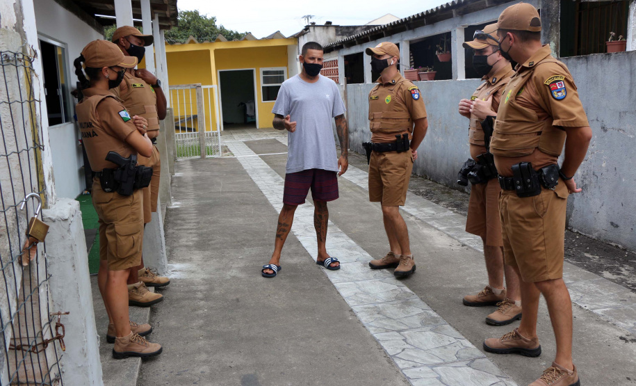 Polícia Militar doa alimentos para alunos de projeto social de jiu jitsu, em Guaratuba
