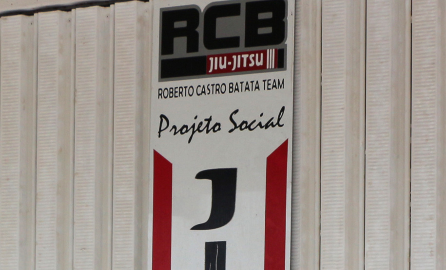 Polícia Militar doa alimentos para alunos de projeto social de jiu jitsu, em Guaratuba