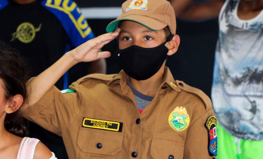 Polícia Militar doa alimentos para alunos de projeto social de jiu jitsu, em Guaratuba