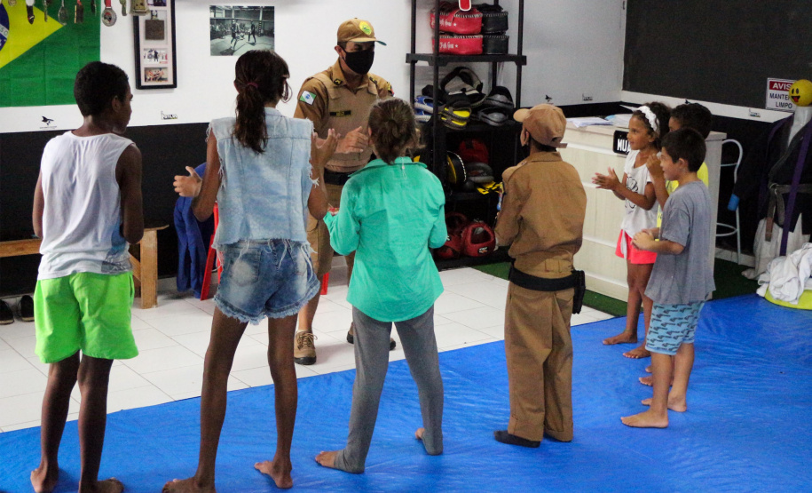 Polícia Militar doa alimentos para alunos de projeto social de jiu jitsu, em Guaratuba
