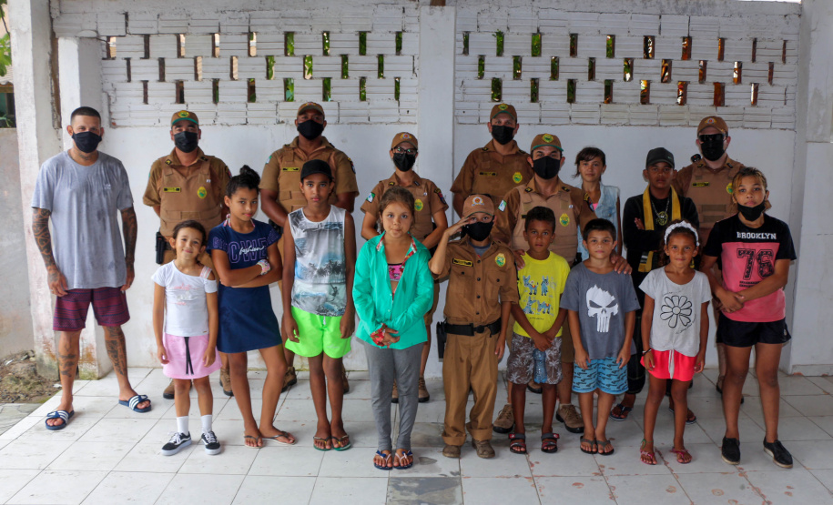 Polícia Militar doa alimentos para alunos de projeto social de jiu jitsu, em Guaratuba