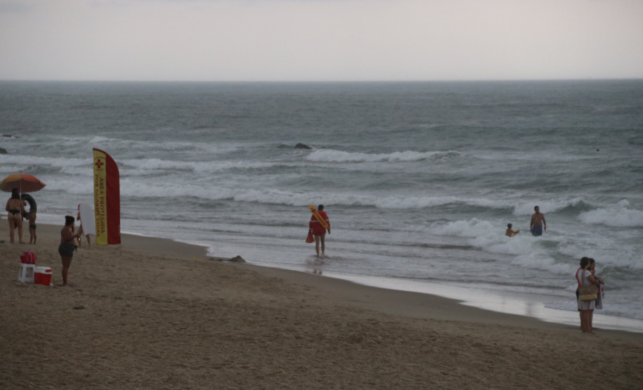 Paraná fecha 1º mês da temporada com redução nos casos de afogamento
