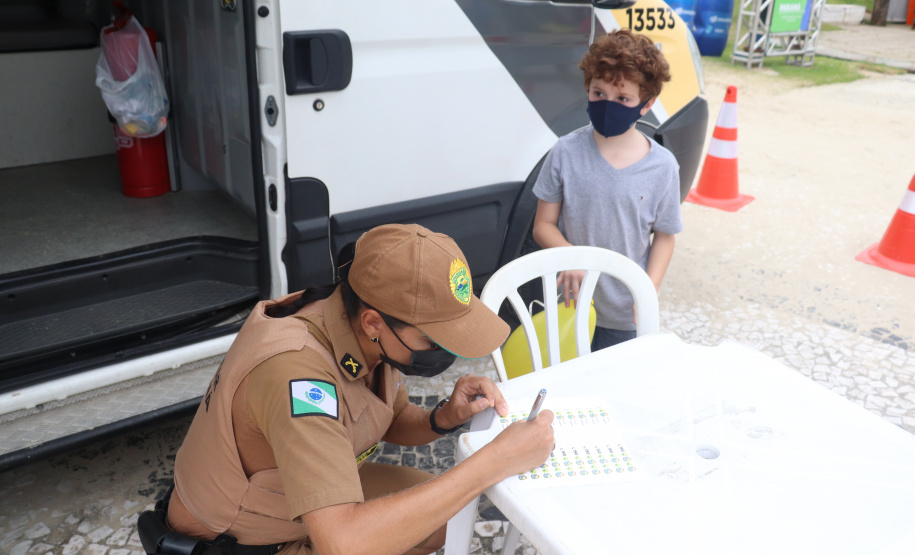 Iniciativa de dupla de policiais militares atrai crianças em posto da PM no litoral