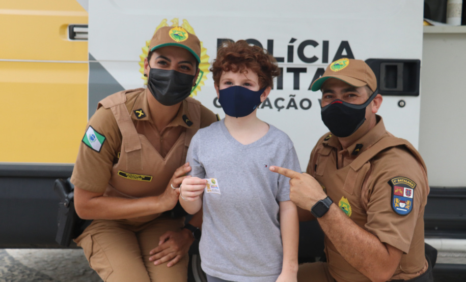 Iniciativa de dupla de policiais militares atrai crianças em posto da PM no litoral