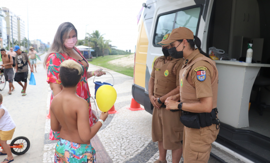 Iniciativa de dupla de policiais militares atrai crianças em posto da PM no litoral