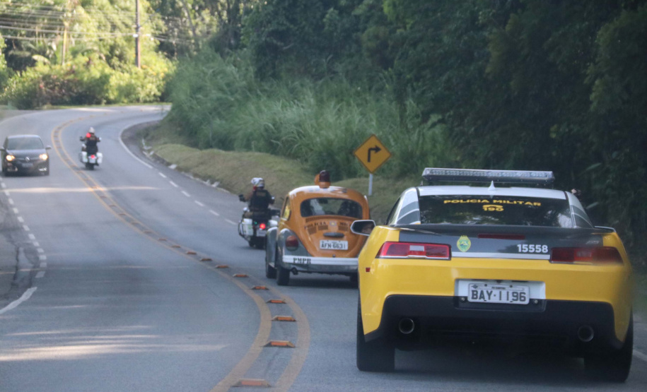 PM leva diversão às praias com exposição de viaturas e pintura de rosto para crianças