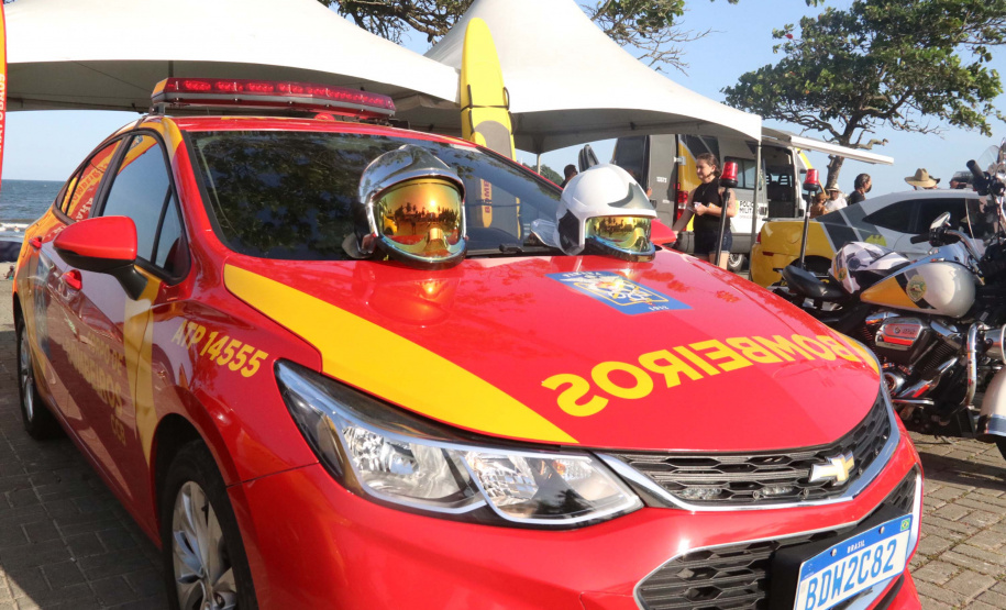 PM leva diversão às praias com exposição de viaturas e pintura de rosto para crianças