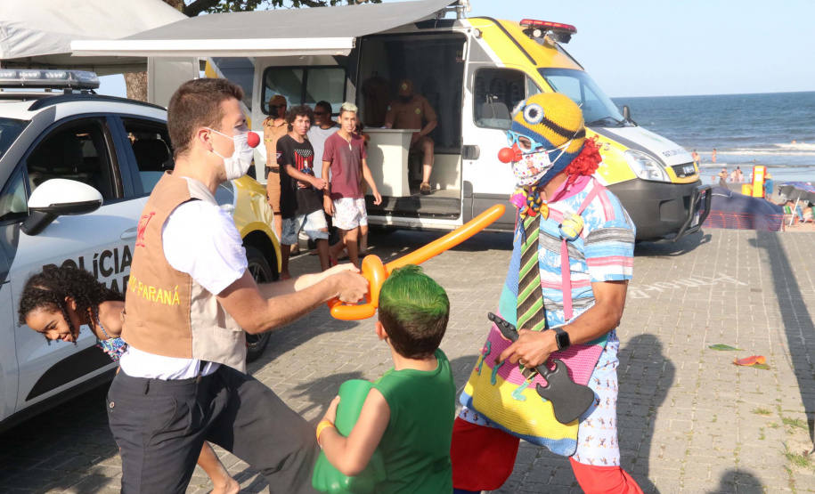 PM leva diversão às praias com exposição de viaturas e pintura de rosto para crianças