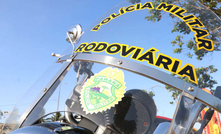 PM leva diversão às praias com exposição de viaturas e pintura de rosto para crianças