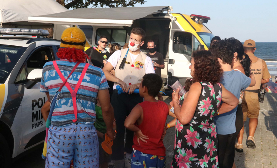 PM leva diversão às praias com exposição de viaturas e pintura de rosto para crianças