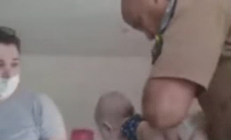 Após policiais salvarem a vida de um bebê, PM orienta sobre casos de engasgamento