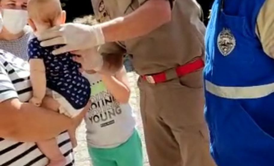 Após policiais salvarem a vida de um bebê, PM orienta sobre casos de engasgamento