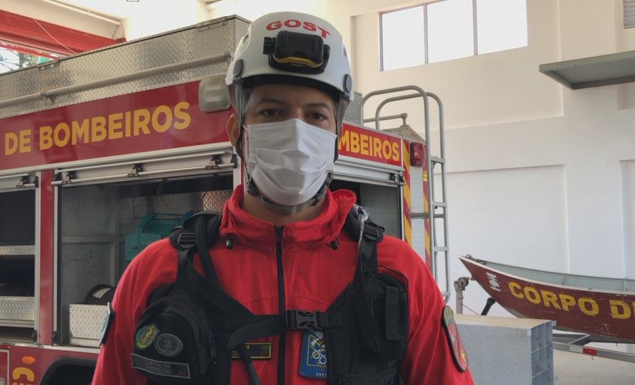 Primeiro grupo de bombeiros paranaenses e cães de faro viaja para Petrópolis