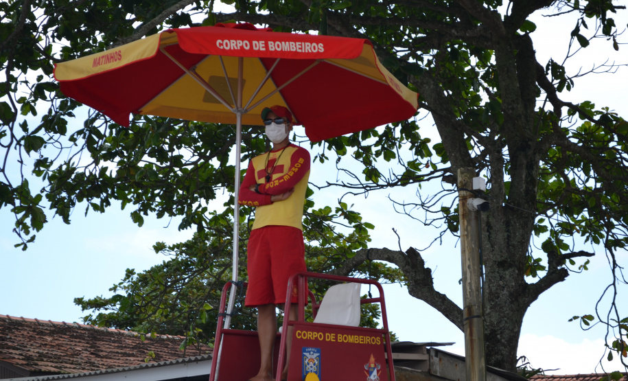 Corpo de Bombeiros reforça pedido: banho deve ocorrer em locais protegidos por guarda-vidas
