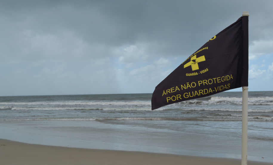 Corpo de Bombeiros reforça pedido: banho deve ocorrer em locais protegidos por guarda-vidas