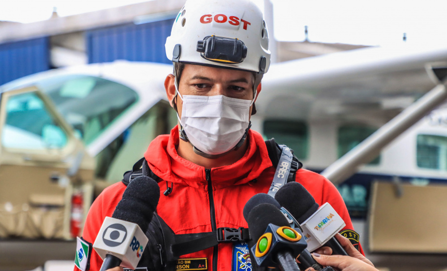 Governo do Paraná envia 10 bombeiros e quatro cães para buscas a desaparecidos em Petrópolis