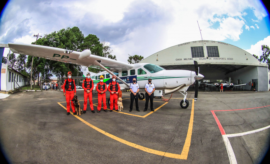 Governo do Paraná envia 10 bombeiros e quatro cães para buscas a desaparecidos em Petrópolis