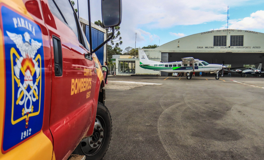 Governo do Paraná envia 10 bombeiros e quatro cães para buscas a desaparecidos em Petrópolis