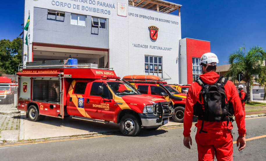 Primeiro grupo de bombeiros paranaenses e cães de faro viaja para Petrópolis