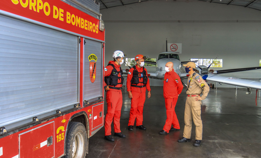 Governo do Paraná envia 10 bombeiros e quatro cães para buscas a desaparecidos em Petrópolis