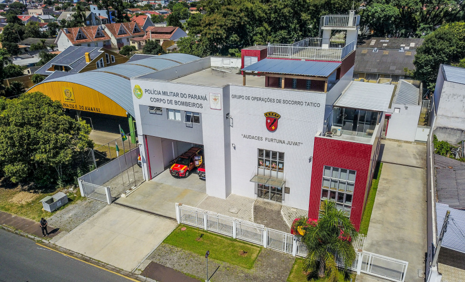 Primeiro grupo de bombeiros paranaenses e cães de faro viaja para Petrópolis
