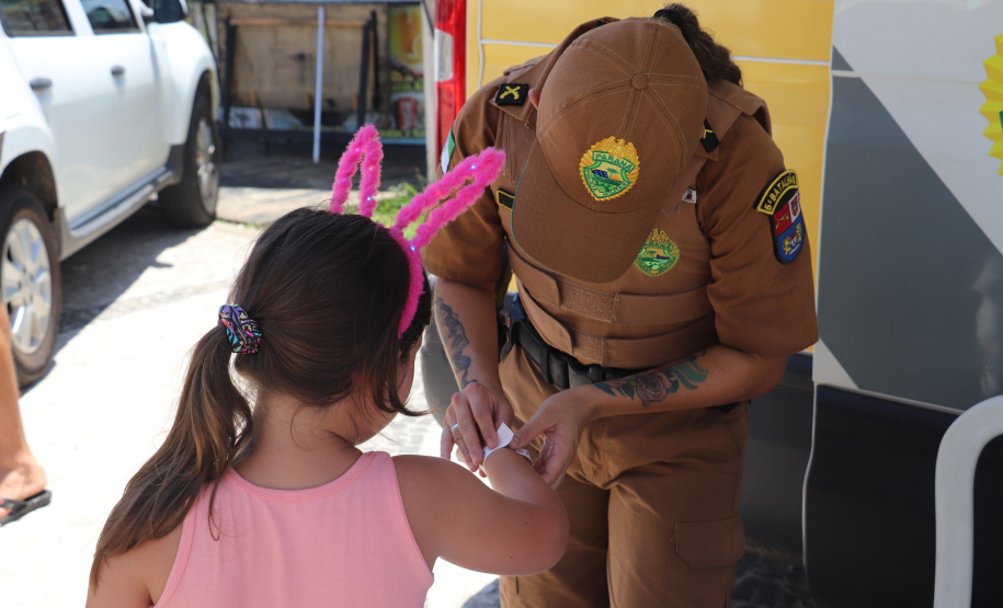 PM distribui quase 50 mil pulseirinhas de identificação de crianças nas praias do Paraná