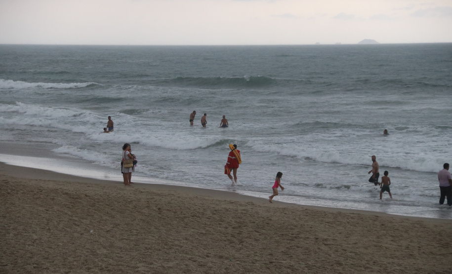 Corpo de Bombeiros reforça pedido: banho deve ocorrer em locais protegidos por guarda-vidas