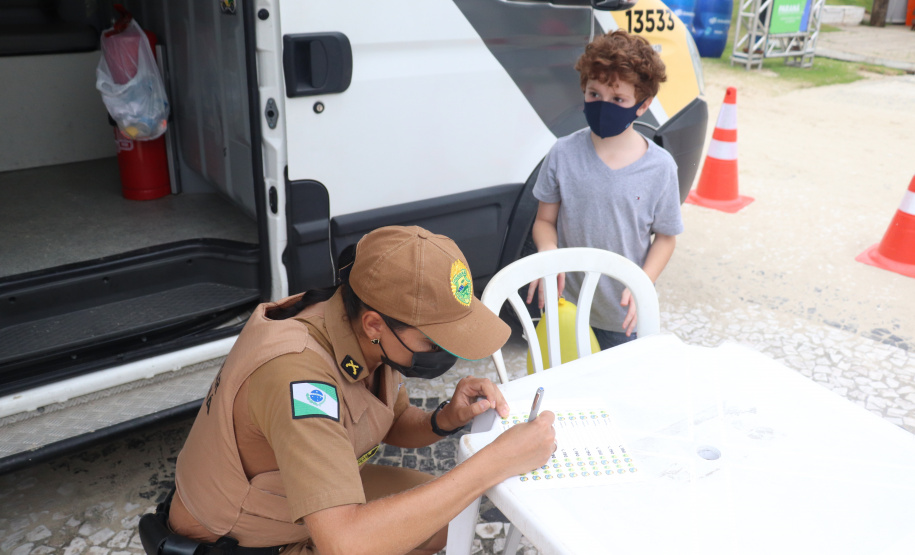 PM distribui quase 50 mil pulseirinhas de identificação de crianças nas praias do Paraná