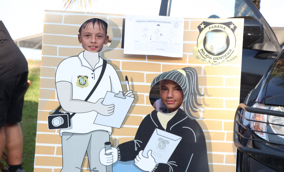 Na praia, atividades para crianças mostram a importância da ciência na solução de crimes