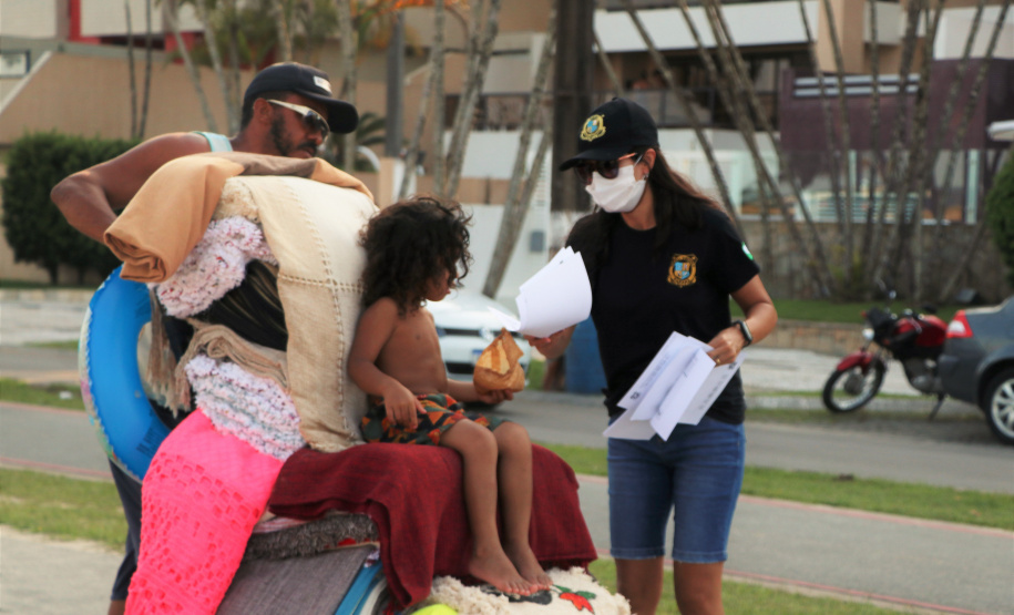 Na praia, atividades para crianças mostram a importância da ciência na solução de crimes