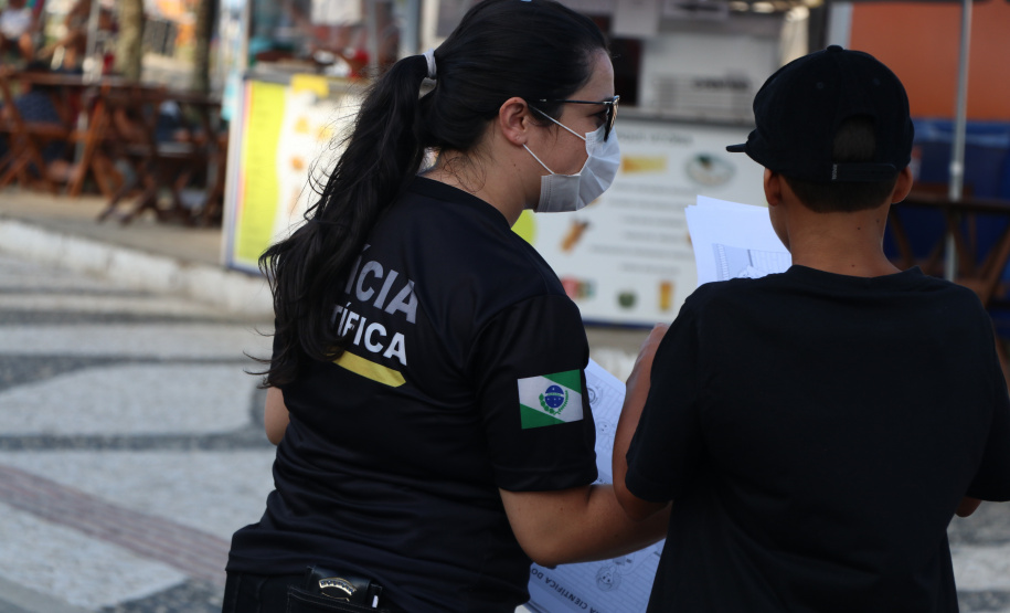 Na praia, atividades para crianças mostram a importância da ciência na solução de crimes