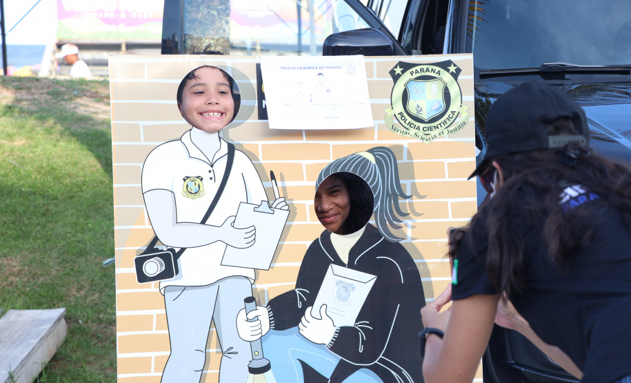 Na praia, atividades para crianças mostram a importância da ciência na solução de crimes