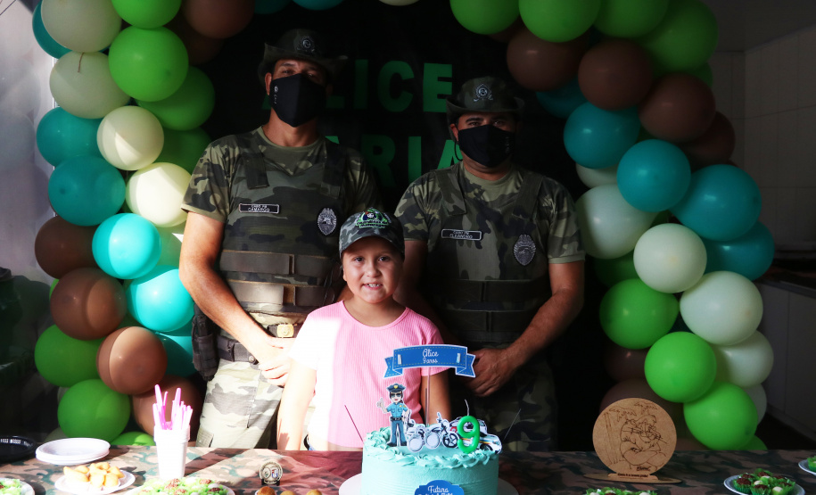 No Litoral, policiais militares participam de aniversário e realizam sonho de fã mirim