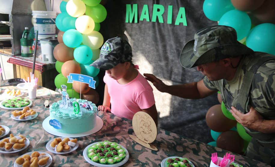 No Litoral, policiais militares participam de aniversário e realizam sonho de fã mirim