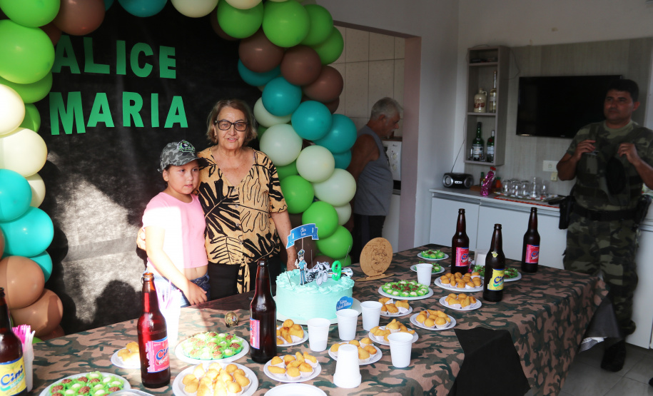 No Litoral, policiais militares participam de aniversário e realizam sonho de fã mirim
